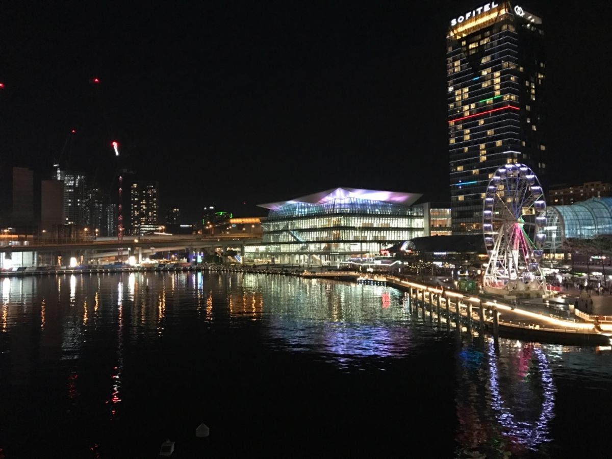 夜のダーリングハーバーはとても綺麗。
ピアモントブリッヂを歩いてまた市街地へ。