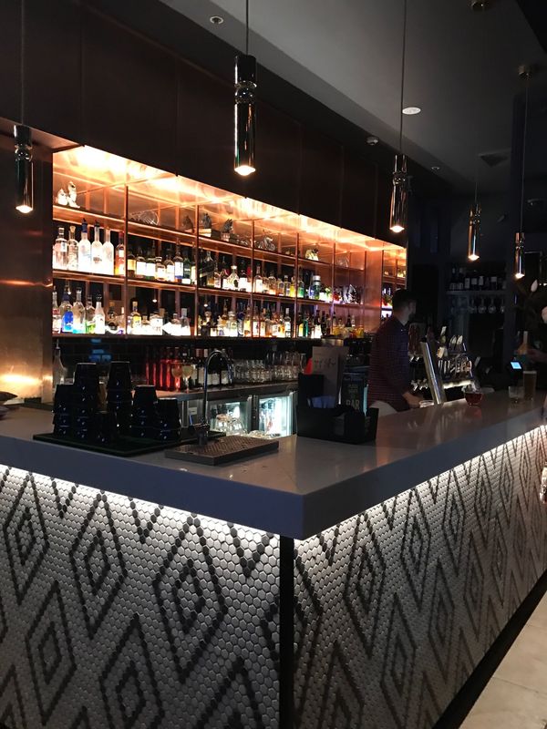 オーストラリア連邦・シドニー、ウルル「娘学校視察の旅」の写真：パブ付属のオリエンタルな食事がしたくて、...