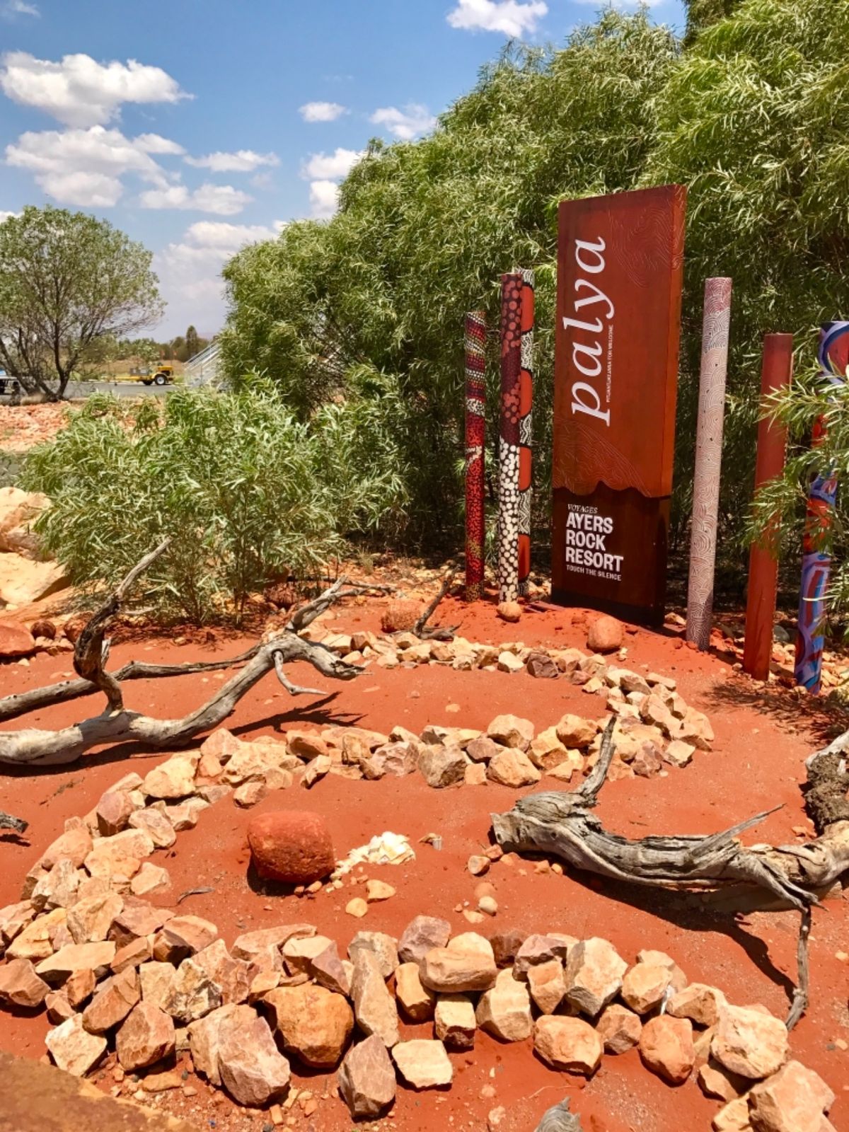 シドニーを離れ、いよいよ向かったよアウトバックの赤い大地。
エアーズロッ...
