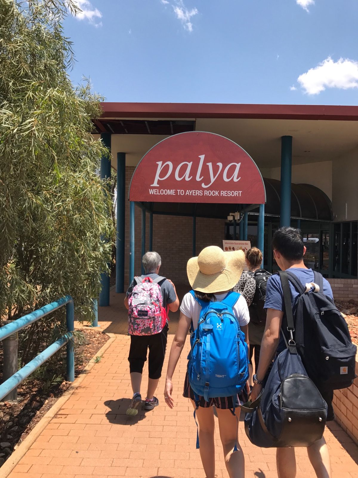 シドニーを離れ、いよいよ向かったよアウトバックの赤い大地。
エアーズロッ...