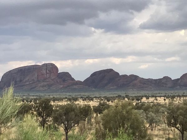 オーストラリア連邦・シドニー、ウルル「娘学校視察の旅」の写真：カタ・ジュタは遠景からで圧倒された。
...