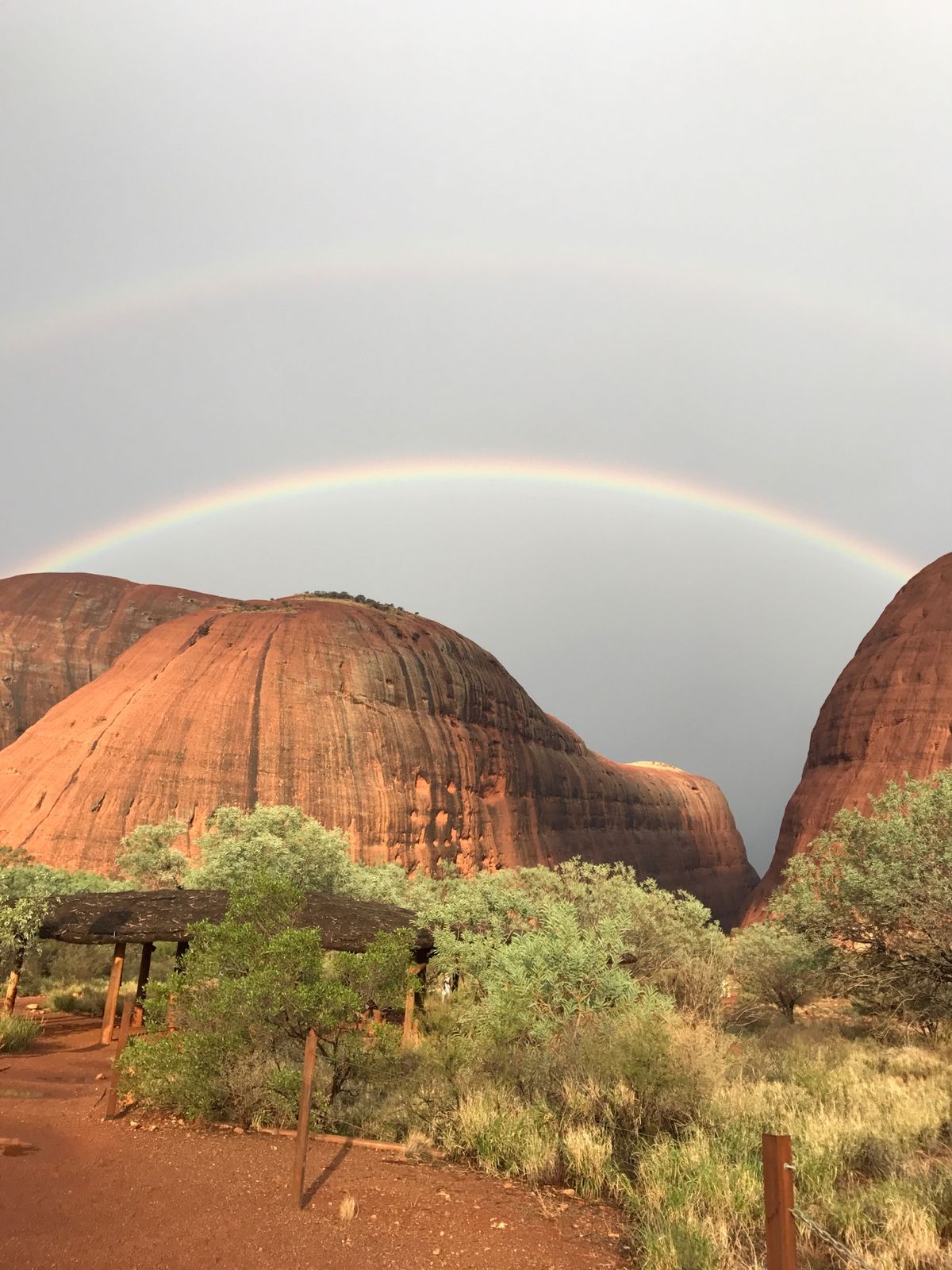 カタ・ジュタは遠景からで圧倒された。
天気悪かったけど、二重に架かる虹が...