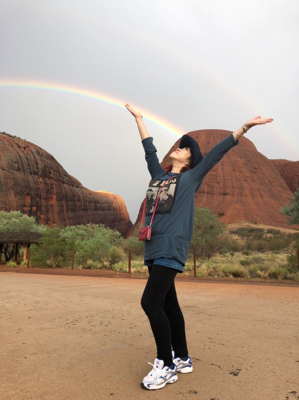カタ・ジュタは遠景からで圧倒された。
天気悪かったけど、二重に架かる虹が...