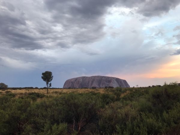 オーストラリア連邦・シドニー、ウルル「娘学校視察の旅」の写真：ウルルサンセット。
時間と共に刻々と色...