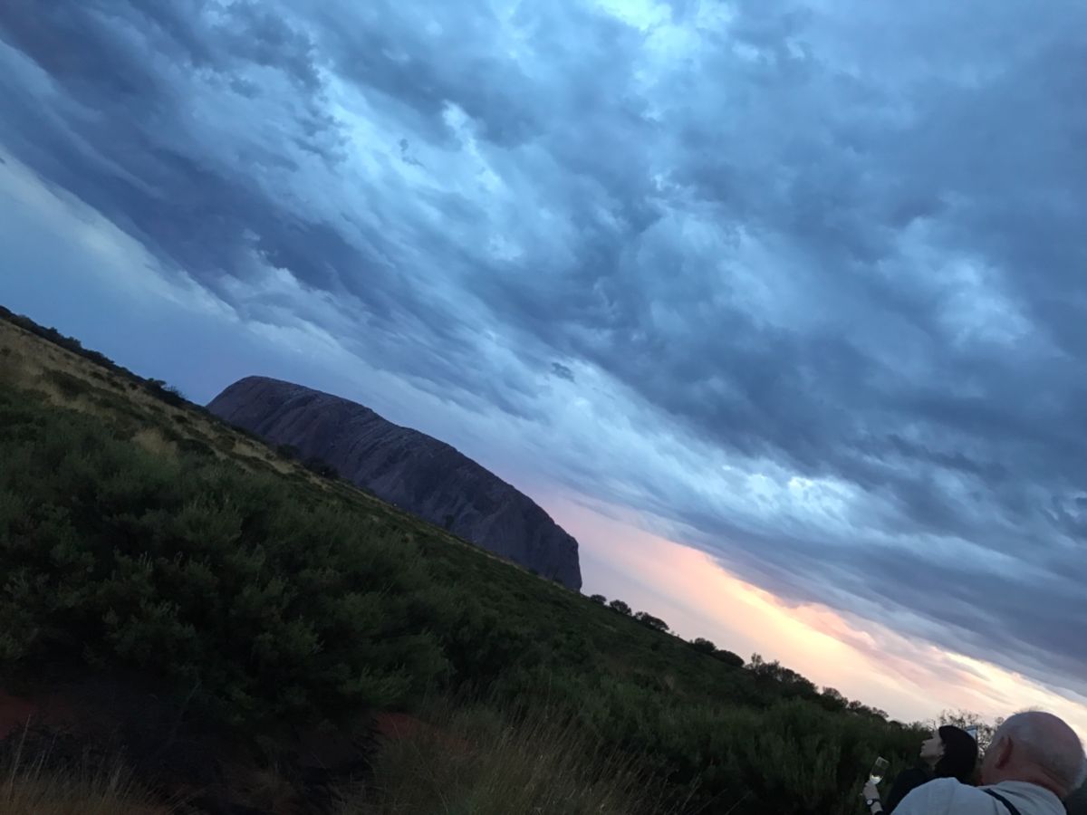ウルルサンセット。
時間と共に刻々と色を変える。
ワイングラスに逆さウ...