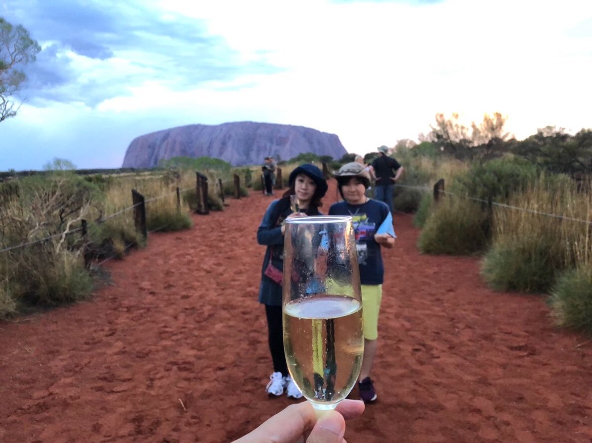 ウルルサンセット。
時間と共に刻々と色を変える。
ワイングラスに逆さウ...