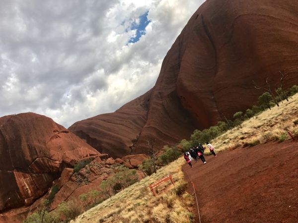 オーストラリア連邦・シドニー、ウルル「娘学校視察の旅」の写真：ウルル周辺散策。
徒歩でしか行けない撮...