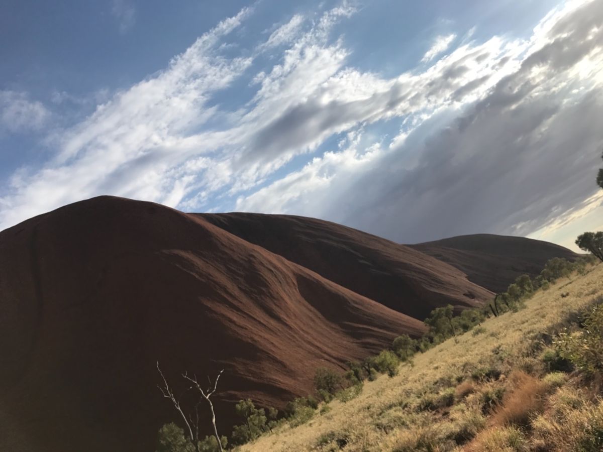 前日の風雨の影響か、ゲート閉まっていて登頂禁止。
でも、アボリジニの彼等...