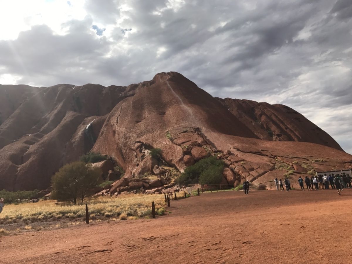 前日の風雨の影響か、ゲート閉まっていて登頂禁止。
でも、アボリジニの彼等...