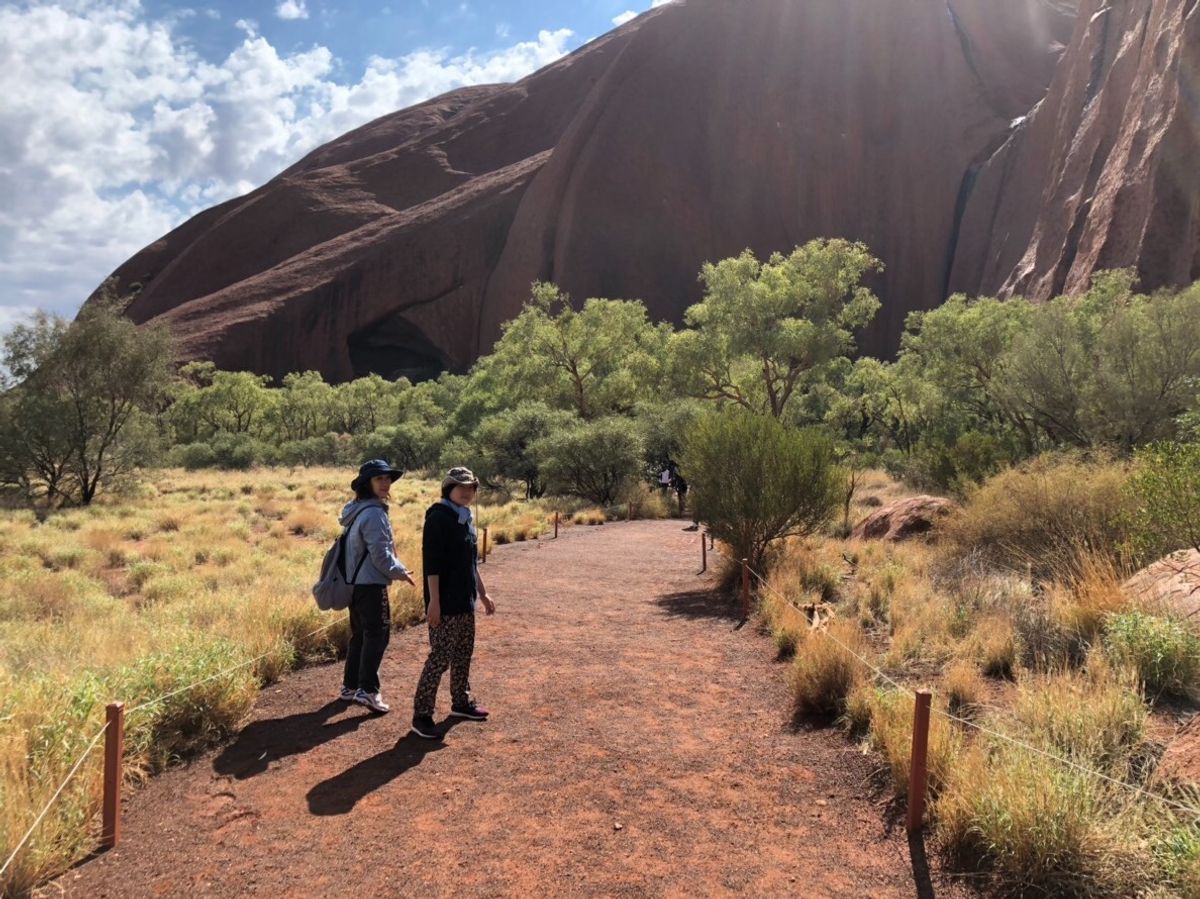 前日の風雨の影響か、ゲート閉まっていて登頂禁止。
でも、アボリジニの彼等...