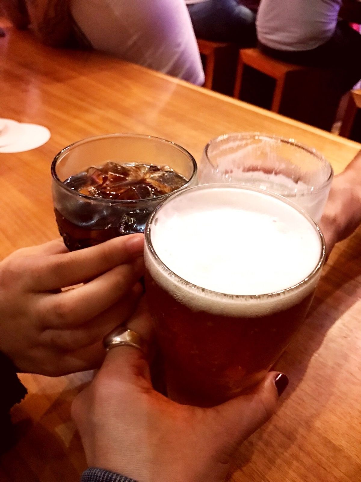 帰国便が航空会社の都合で翌日に遅延。
おかげでホテルも、ホテル内の食事代...