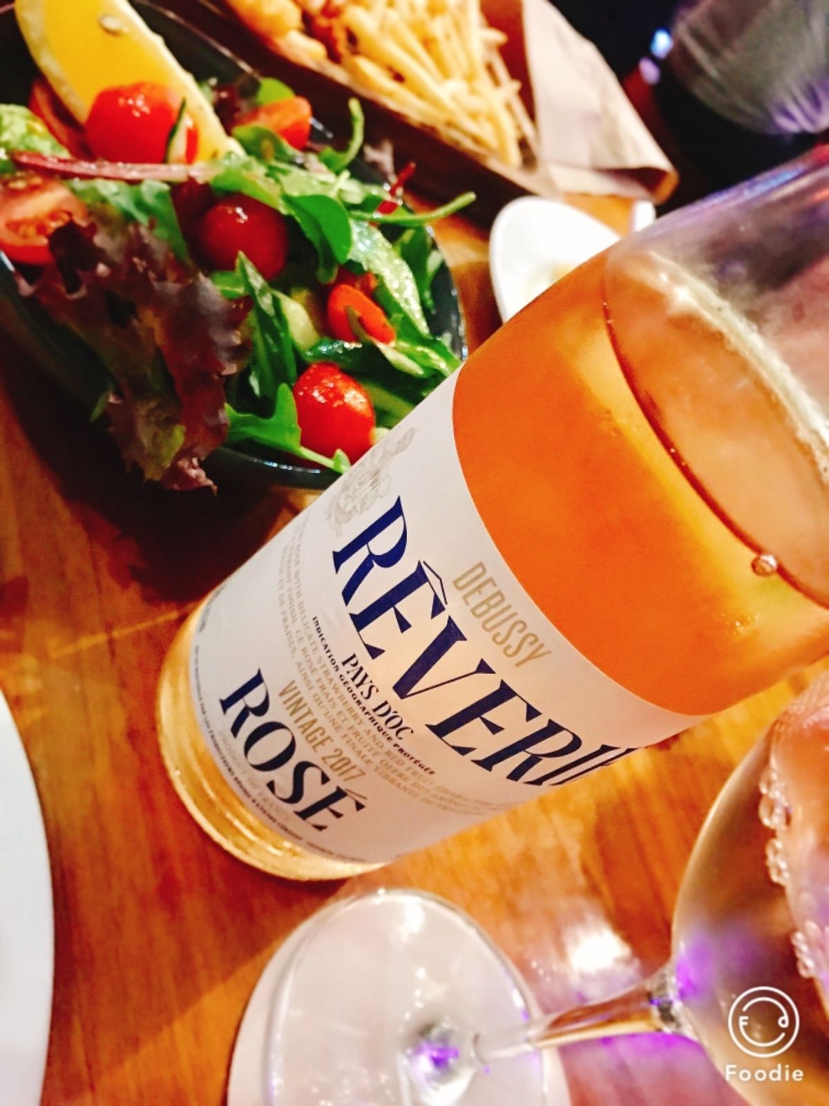 帰国便が航空会社の都合で翌日に遅延。
おかげでホテルも、ホテル内の食事代...