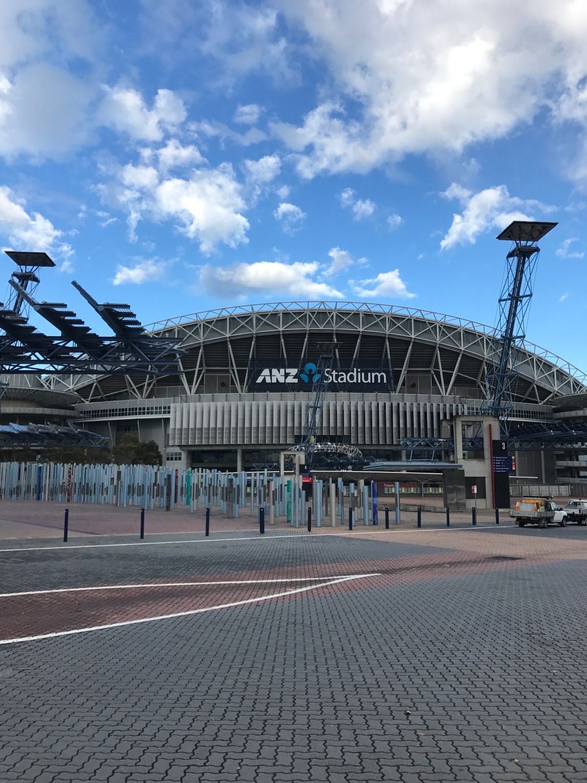 翌朝ホテル周辺散策。
シドニーオリンピックの名残りの場所みたい。
ホテ...