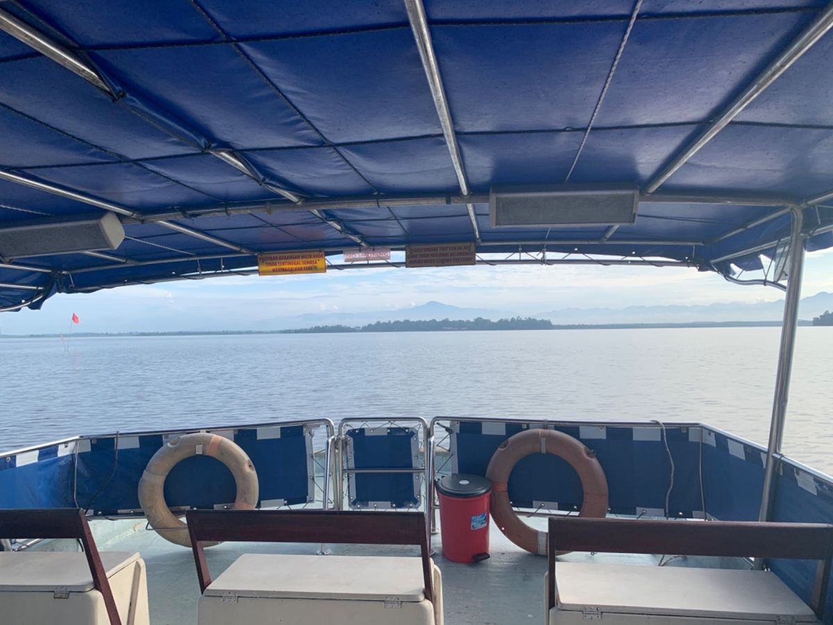 オランウータンサンクチュアリまでは桟橋を渡りボートに乗って約10分。