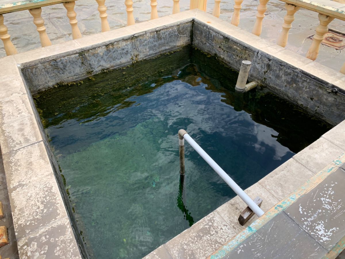 熱い温泉とぬるい温泉をホースで割ります！
露天だから暑いし汗が止まらなかった〜💦