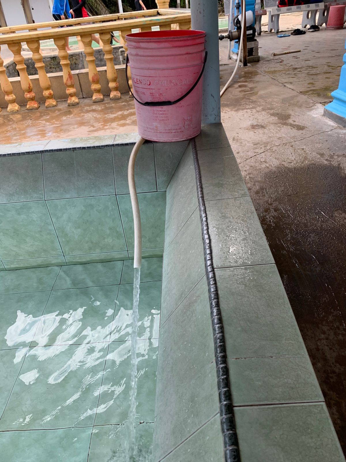 熱い温泉とぬるい温泉をホースで割ります！
露天だから暑いし汗が止まらなかった〜💦