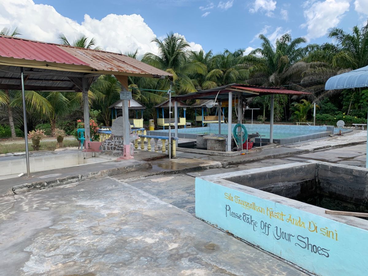 熱い温泉とぬるい温泉をホースで割ります！
露天だから暑いし汗が止まらなかった〜💦