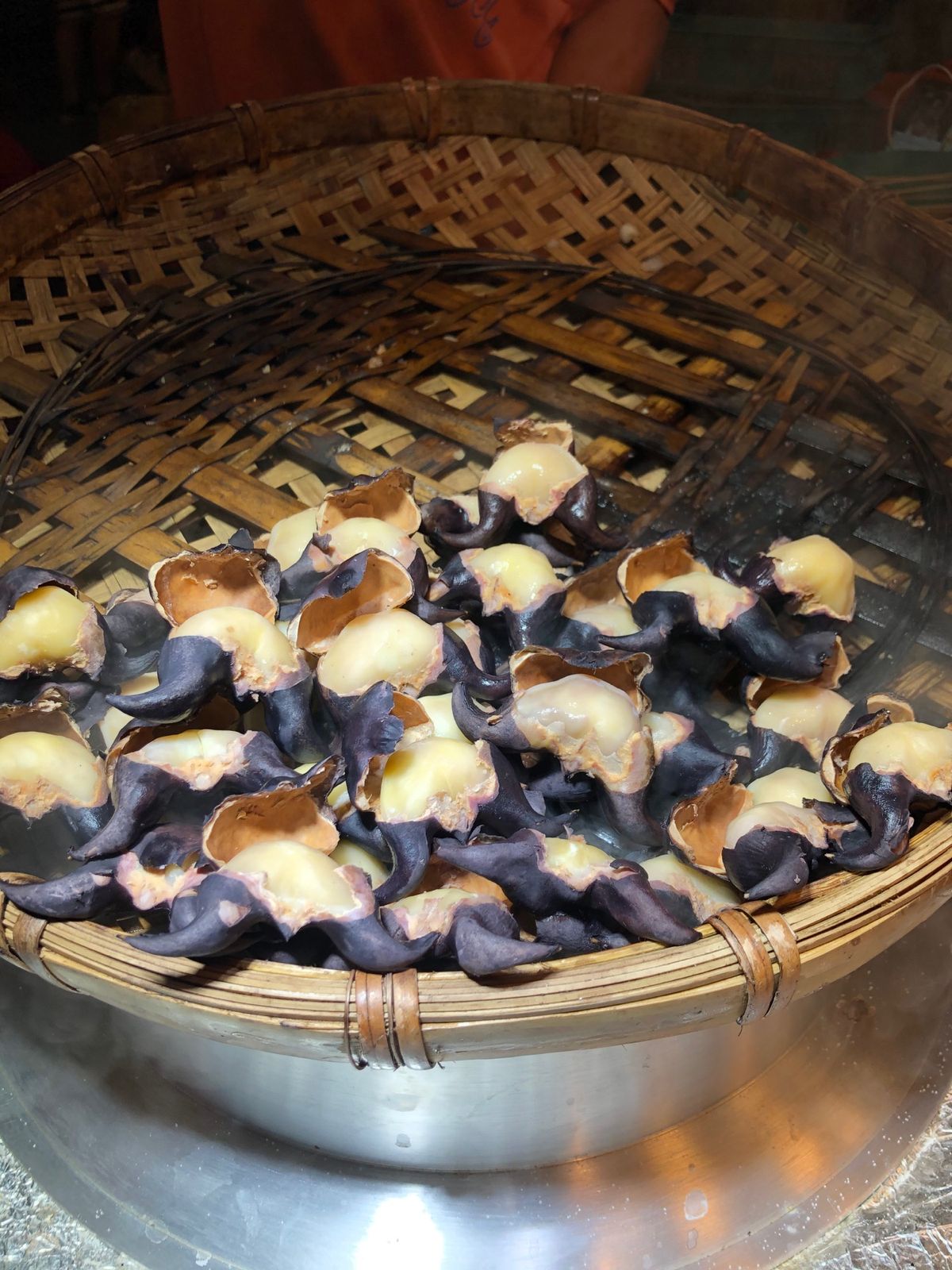 寧夏夜市
食べ物あり、ゲームあり
初めて菱角をゲット。ヒゲの形みたい。