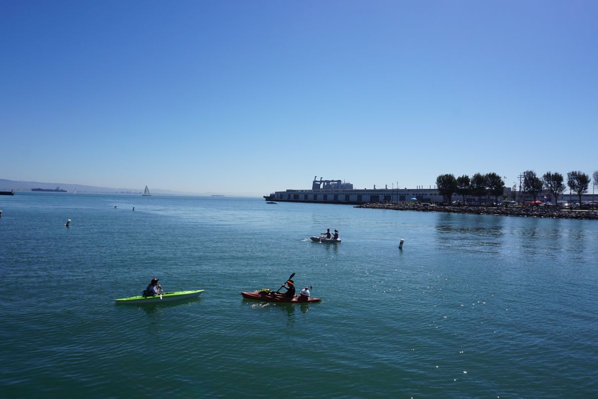 場外ホームランを待つ人たち