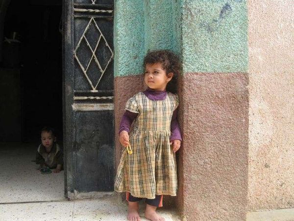 エジプト・ギザ「2010年 エジプト　エジプト人と過ごすサハラ砂漠とギザのピラミッド」の写真：村の子供