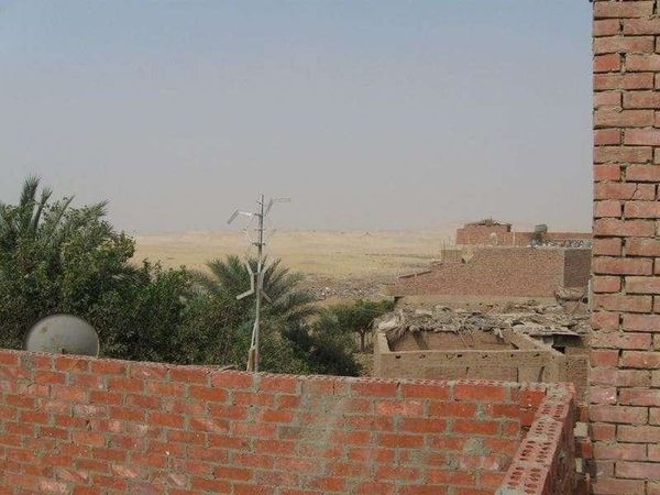 エジプト・ギザ「2010年 エジプト　エジプト人と過ごすサハラ砂漠とギザのピラミッド」の写真：彼の家の屋上、その先がサハラ砂漠。
砂漠...