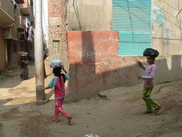 エジプト・ギザ「2010年 エジプト　エジプト人と過ごすサハラ砂漠とギザのピラミッド」の写真：村の子供達 3
みんな笑顔が可愛い