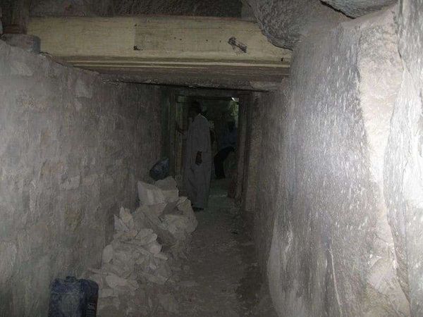 エジプト・ギザ「2010年 エジプト　エジプト人と過ごすサハラ砂漠とギザのピラミッド」の写真：発掘中のピラミッド内部を見せてもらう。