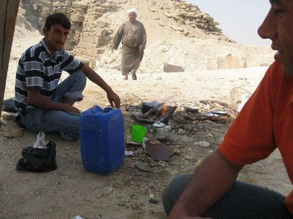 エジプト・ギザ「2010年 エジプト　エジプト人と過ごすサハラ砂漠とギザのピラミッド」の写真：発掘現場で休憩のチャイ。熱い。