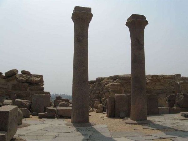 エジプト・ギザ「2010年 エジプト　エジプト人と過ごすサハラ砂漠とギザのピラミッド」の写真：遺跡ですが、ここがどこか未だに分かりませ...