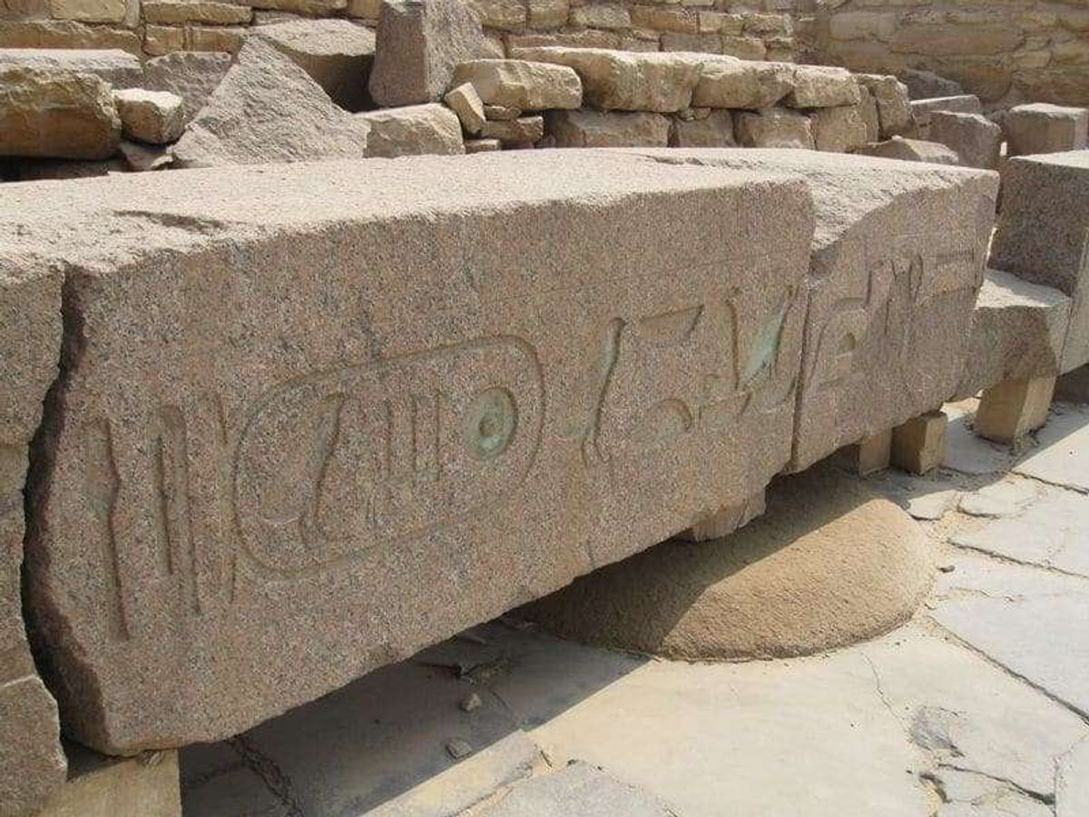 ヒエログリフが刻まれた石
読めないので意味不明。