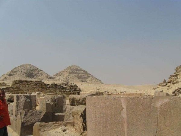 エジプト・ギザ「2010年 エジプト　エジプト人と過ごすサハラ砂漠とギザのピラミッド」の写真：遺跡と階段ピラミッド