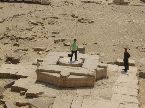 エジプト・ギザ「2010年 エジプト　エジプト人と過ごすサハラ砂漠とギザのピラミッド」の写真：なんか遺跡の上に立つ僕。