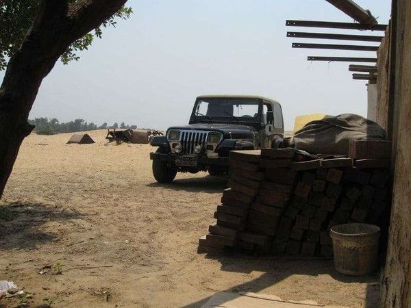 エジプト・ギザ「2010年 エジプト　エジプト人と過ごすサハラ砂漠とギザのピラミッド」の写真：休憩した小屋とジープ

