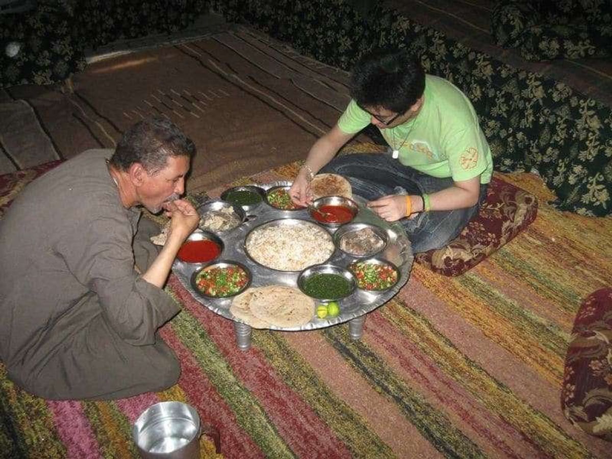 知り合った男性の自宅にて昼食を頂く酋長と僕。
ここでもやっぱりキュウリとトマト。