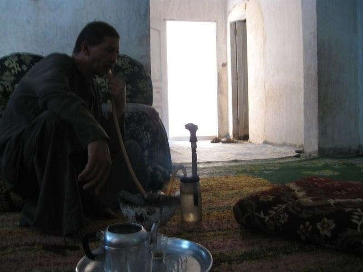 水タバコをたしなむ酋長。
なんか風格がある。