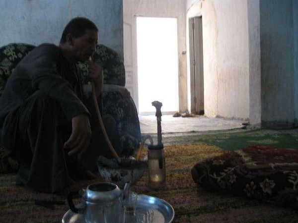 エジプト・ギザ「2010年 エジプト　エジプト人と過ごすサハラ砂漠とギザのピラミッド」の写真：水タバコをたしなむ酋長。
なんか風格がある。