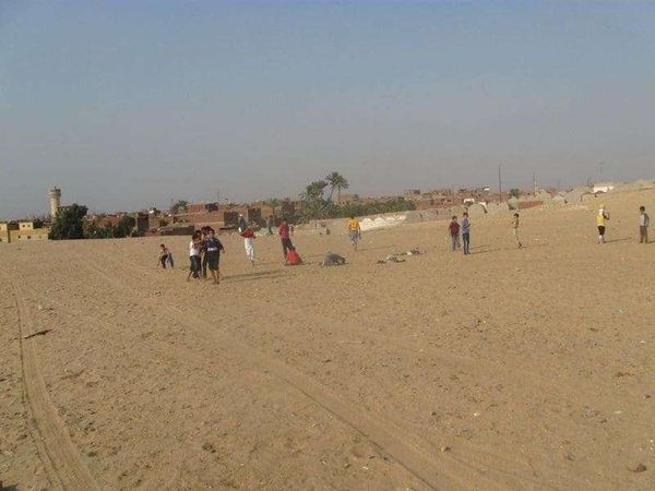 エジプト・ギザ「2010年 エジプト　エジプト人と過ごすサハラ砂漠とギザのピラミッド」の写真：サハラで遊ぶ村の子供たち