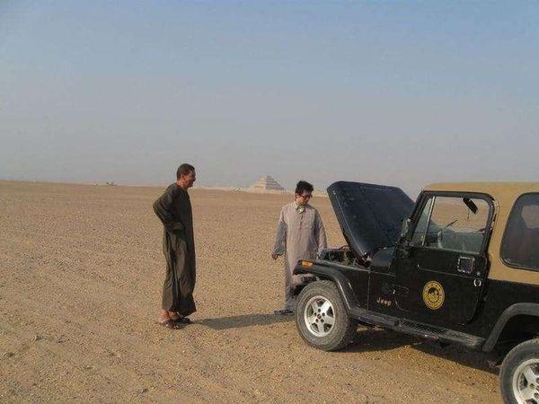 エジプト・ギザ「2010年 エジプト　エジプト人と過ごすサハラ砂漠とギザのピラミッド」の写真：ジープが止まった。
エンジンが冷えるまで...