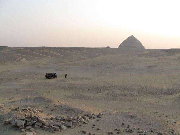 エジプト・ギザ「2010年 エジプト　エジプト人と過ごすサハラ砂漠とギザのピラミッド」の写真：サハラと屈曲ピラミッドとジープと酋長