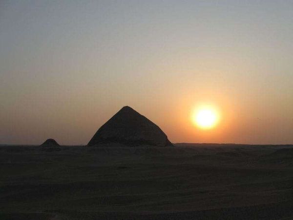 エジプト・ギザ「2010年 エジプト　エジプト人と過ごすサハラ砂漠とギザのピラミッド」の写真：屈折ピラミッドと夕日