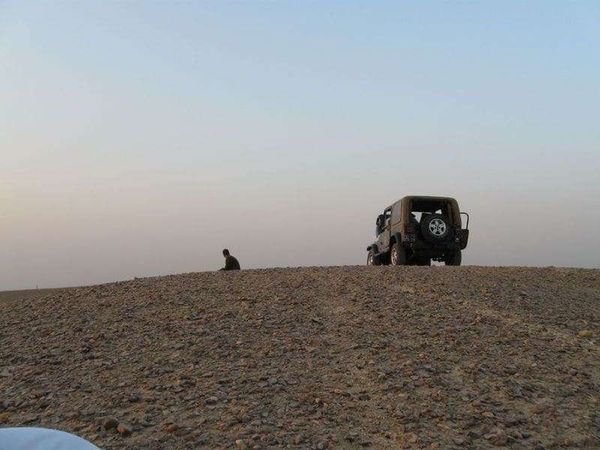 エジプト・ギザ「2010年 エジプト　エジプト人と過ごすサハラ砂漠とギザのピラミッド」の写真：サハラのジープと酋長