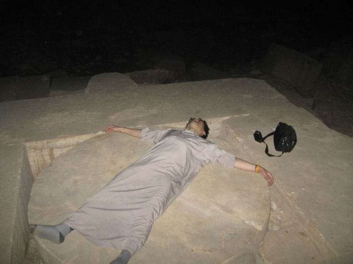 夜明け前に宗教的な遺跡の上で寝させられる。

日が昇る方向に頭を向けて横に...