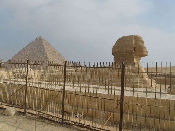 エジプト・ギザ「2010年 エジプト　エジプト人と過ごすサハラ砂漠とギザのピラミッド」の写真：スフィンクスとクフ王のピラミッド
こんな...