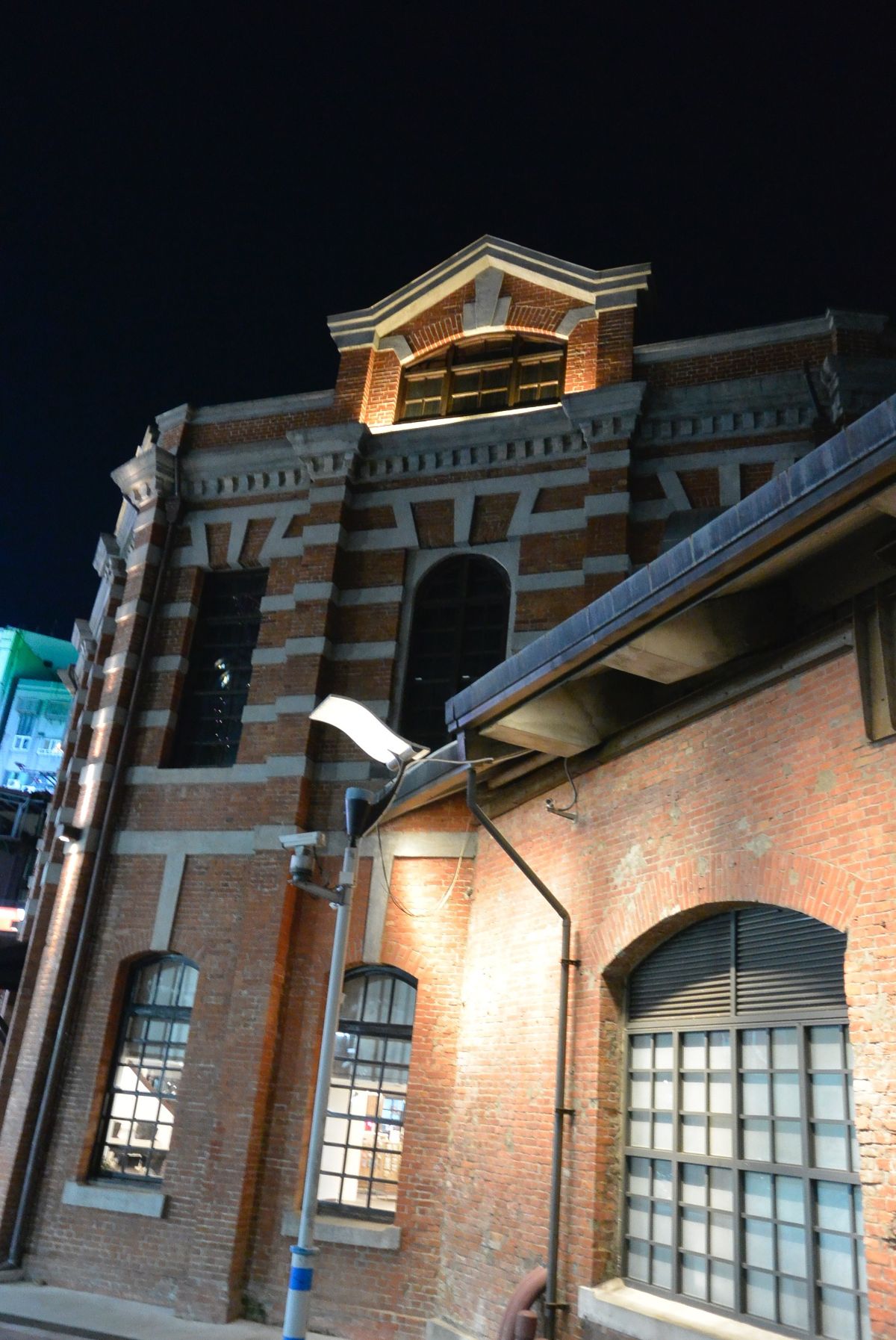 西門散策。杏仁カキ氷を食べて紅楼と廟を拝み、スーパーで買い物して帰路に。