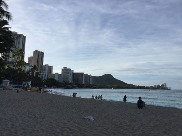 アメリカ(米国)・クアロアランチ「2019 ワイキキビーチ改修前❗️オアフ島家族旅行」の写真：早朝のワイキキビーチとワイキキの街の風景✨