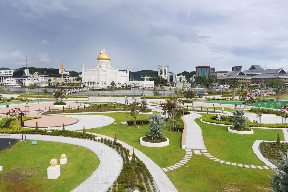 ブルネイってもっと発展しているかと思ったら、イマイチ…
町の見所はモスクと...