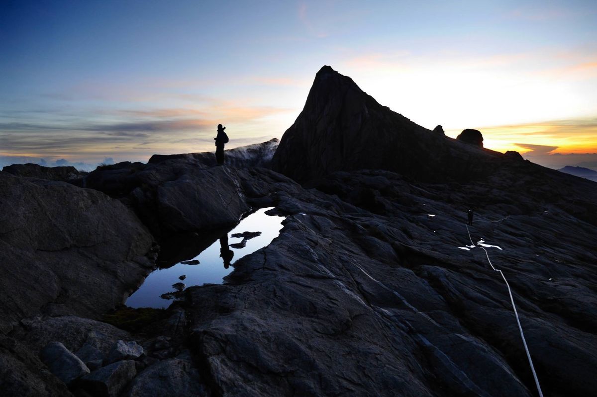 標高4000m越のキナバル山登山。小屋で一泊して、暗いうちから頂上を目指す...