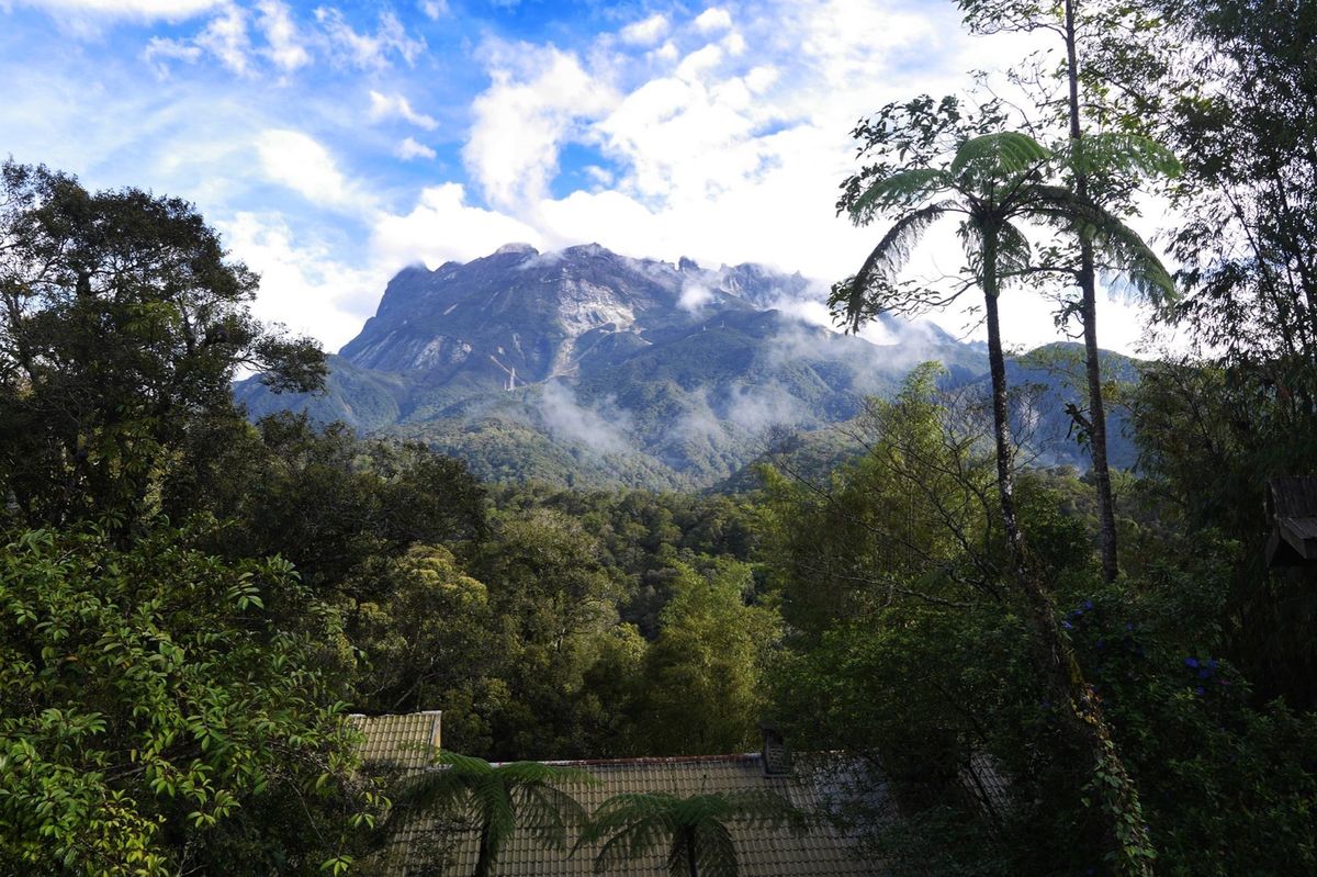 標高4000m越のキナバル山登山。小屋で一泊して、暗いうちから頂上を目指す...