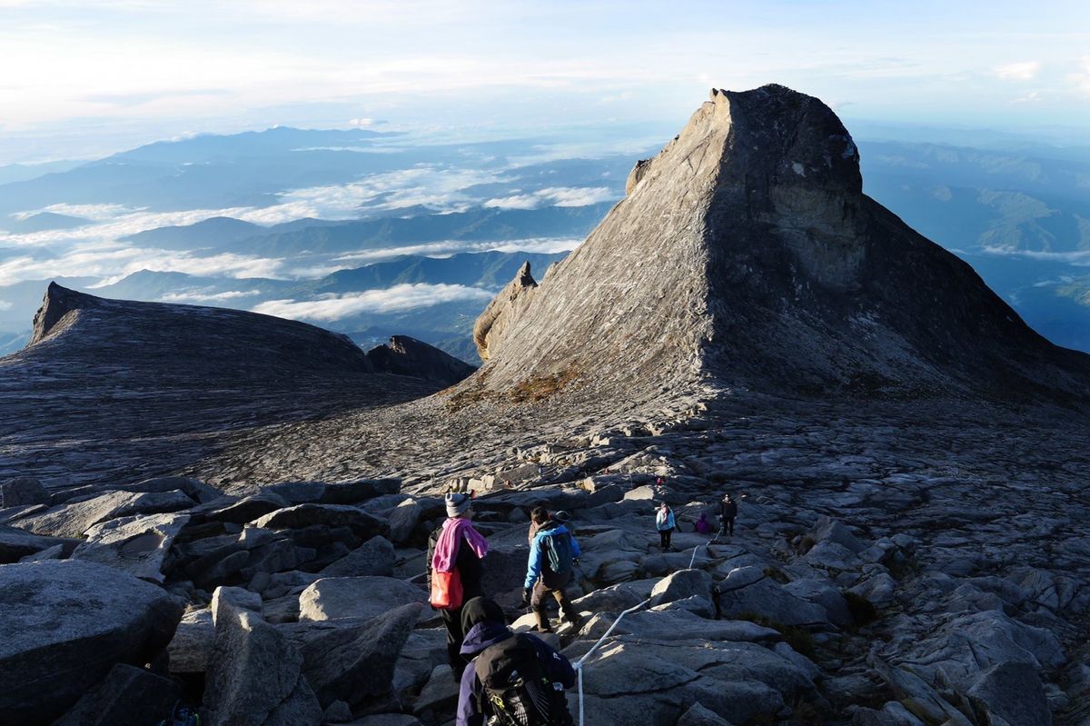 標高4000m越のキナバル山登山。小屋で一泊して、暗いうちから頂上を目指す...