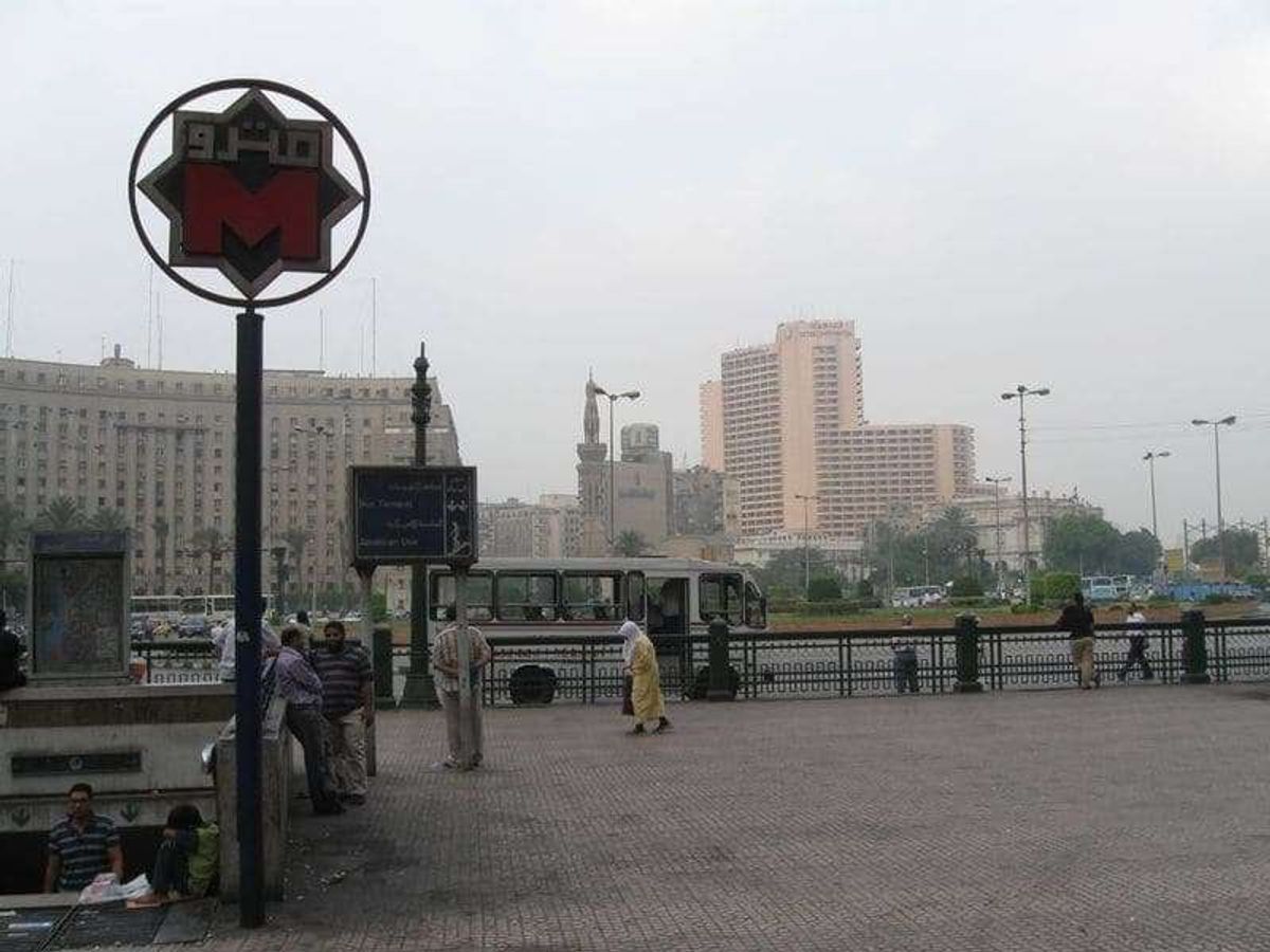 革命前のタハリール広場とサダットメトロ駅